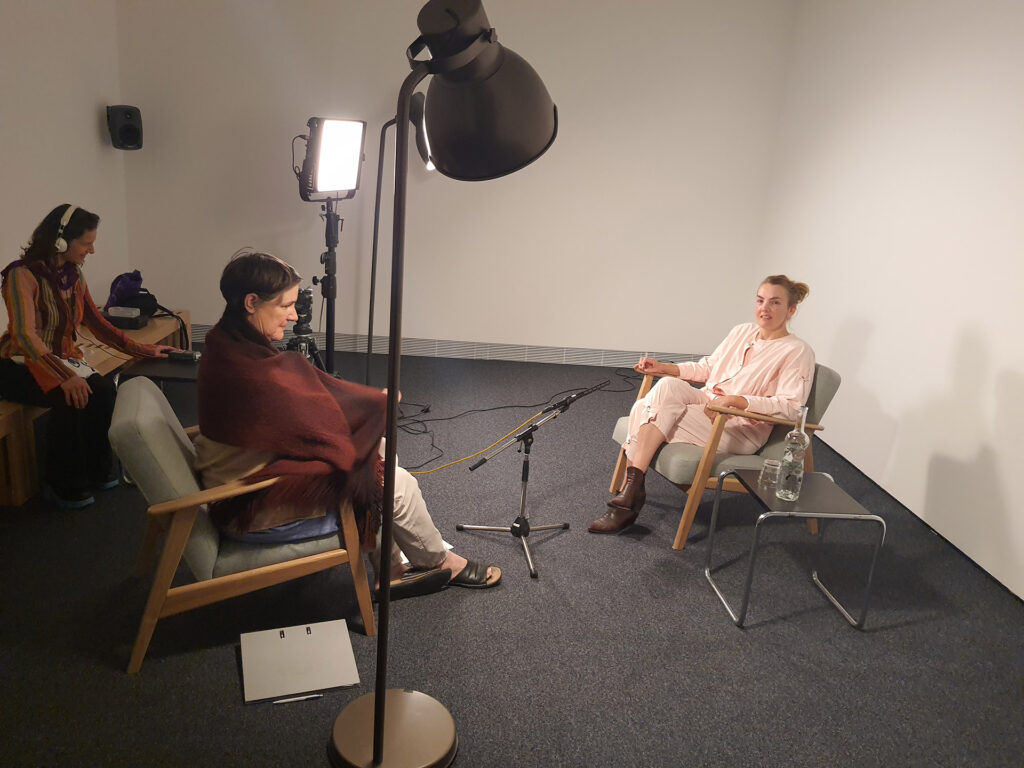 Andrea Vogel im Interview während der Ausstellung